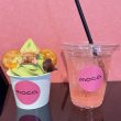 moca（モカ）の抹茶ソフトクリーム 400円/税込とピンクソーダ220円/税込