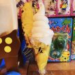 女とソフトクリーム昭和レトロ店のハニーグローソフト 918円