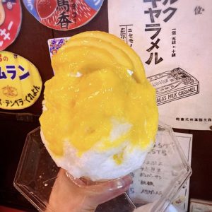 女とソフトクリーム昭和レトロ店のマンゴーかき氷 1,080円